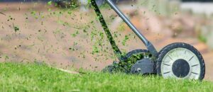 相続した空き家の草刈りにかかる費用はどのくらい？