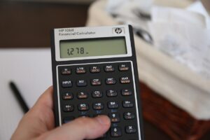 相続した空き家や更地の売却時にかかる税金はどのくらい？